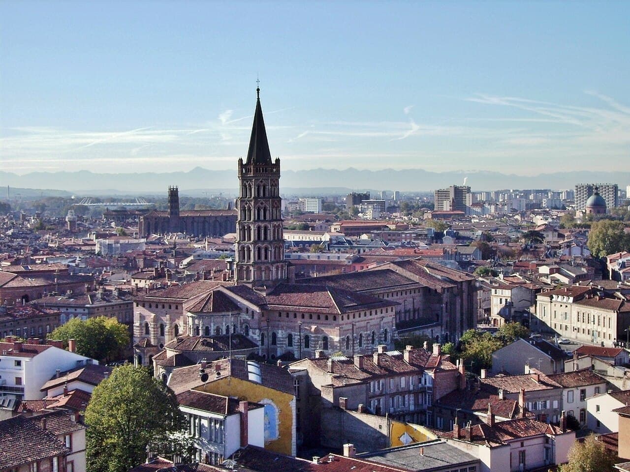 Vue sur la Basilique Saint-Sernin à Toulouse, la Ville Rose